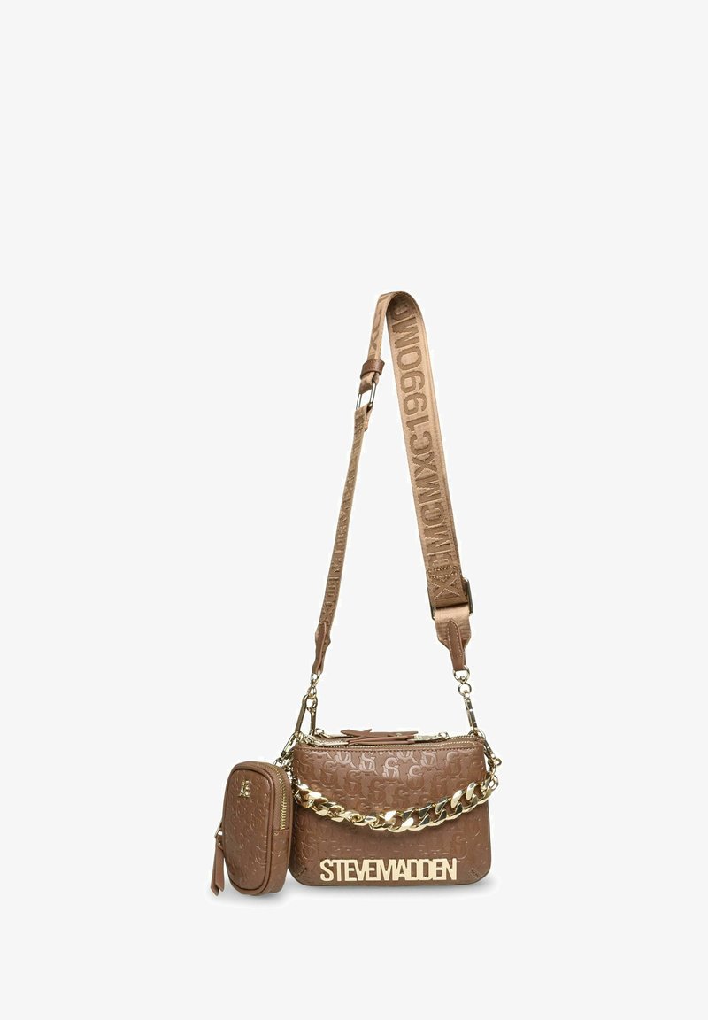 Bruine neplederen handtas met een reliëflogo-patroon, gouden ketting en hardware, een afneembare kleine pouch en een verstelbare schouderband.