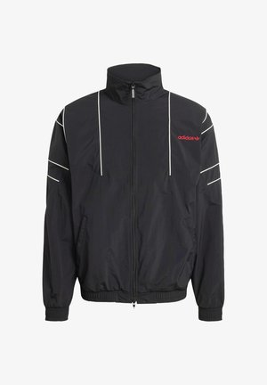 Czarna wiatrówka Adidas z wysokim kołnierzem, przednim suwakiem, białymi paskami ozdobnymi, elastycznymi mankietami i dwoma bocznymi kieszeniami. Czerwone logo na piersi.