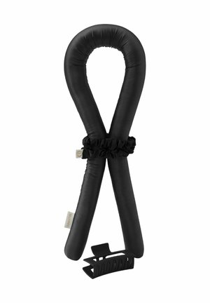 Schwarzer gepolsterter flexibler Haarwickler, umschlungen mit einem kleinen schwarzen Scrunchie und einer schwarzen Plastikhaarklammer auf weißem Hintergrund.