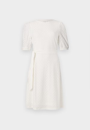 Rochie albă cu mâneci scurte, prezentând un decolteu rotund, o talie ajustată cu un cordon și un model texturat în diamante pe întreaga suprafață.