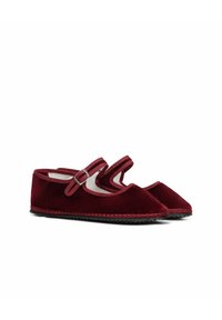 Ballerine in velluto rosso con doppie cinghie, dettaglio della fibbia e interno liscio. Suola texturizzata per grip e stabilità.