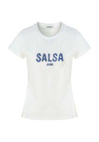 Biała bawełniana koszulka z napisem "SALSA" w teksturowanym niebieskim kolorze, a poniżej "JEANS" w jednolitym niebieskim. Krótkie rękawy, okrągły dekolt, dopasowany krój.