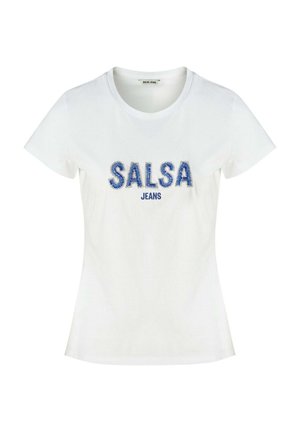 Camiseta blanca de algodón con "SALSA" en azul texturizado, y "JEANS" debajo en azul sólido. Mangas cortas, escote redondo, diseño ajustado.