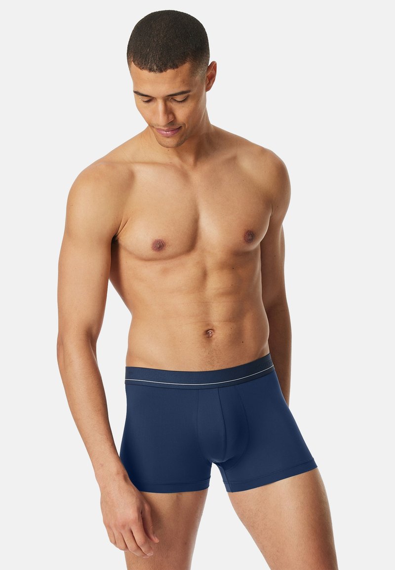 Boxer da uomo blu navy con cintura a contrasto e una striscia decorativa. Tessuto liscio ed elastico con un design aderente.