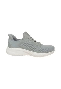 Scarpa sportiva grigio chiaro con tomaia in mesh testurizzato, suola bianca a contrasto e dettagli a strisce orizzontali sul lato.
