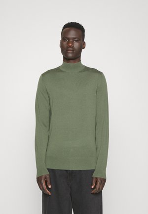 Maglione verde a maniche lunghe con colletto a dolcevita in un morbido tessuto a maglia, caratterizzato da una silhouette aderente e da dettagli a coste al colletto e all'orlo.