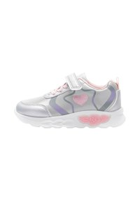 Scarpa sportiva grigia chiaro con accenti rosa, elementi di design viola, ricami a forma di cuore e una suola bianca imbottita. Chiusura con strappo.