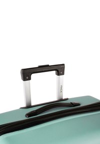 Maleta rígida en color verde azulado con cremallera y asa negra. El asa retráctil de aluminio tiene un diseño aerodinámico para una fácil movilidad.