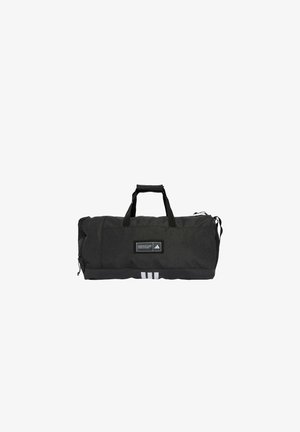 Sort duffel taske med tekstureret stof, dobbelt bærehandtag, lynlås lukning og hvid tre-stribe accent ved bunden. Inkluderer et mærketiket.