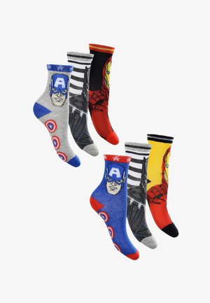 Quattro paia di calzini a tema supereroi. Presentano design colorati: Captain America, Iron Man, Spider-Man, con motivi e texture variate.