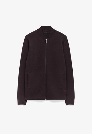 Dunkellila Zip-Up-Strickjacke aus weichem Strickmaterial. Mit geripptem Kragen und Bündchen sowie zwei Fronttaschen. Minimalistisches Design.