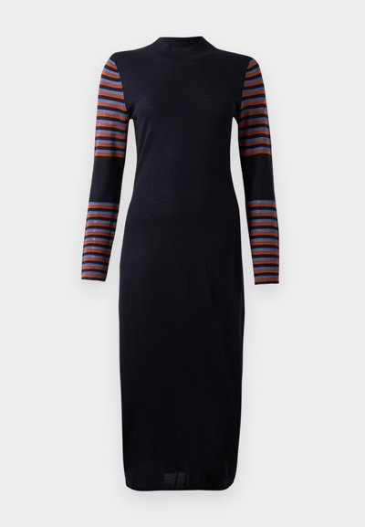 Μαύρο midi φόρεμα με ψηλό λαιμό και μακριά μανίκια, διακοσμημένο με οριζόντινες κόκκινες και μπλε ρίγες στα μανίκια. Μαλακή και λεία υφή.
