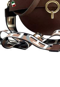 Bruine ronde handtas van ge textured leer met een sluiting in goudkleurige hardware. Bevat een gestructureerde schouderband in zwart, wit en bruin.