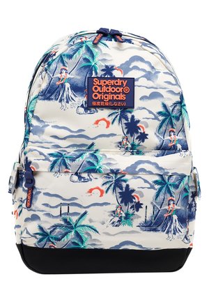 Rygsæk med tropisk print, der viser palmer, hula-dansere, skyer og en blå etiket med teksten Superdry Outdoor Originals på frontlommen.