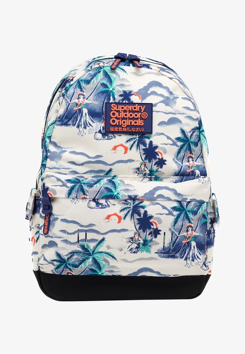 Sac à dos avec imprimé tropical montrant des palmiers, des danseuses hula, des nuages, et une étiquette bleue indiquant Superdry Outdoor Originals sur la poche avant.