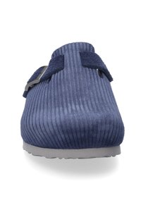 Marineblauwe, ribbelige, suède instapper met dubbele klittenbandsluitingen en een grijze rubberen zool. Rondneus en gestructureerd bovenwerk voor extra grip.