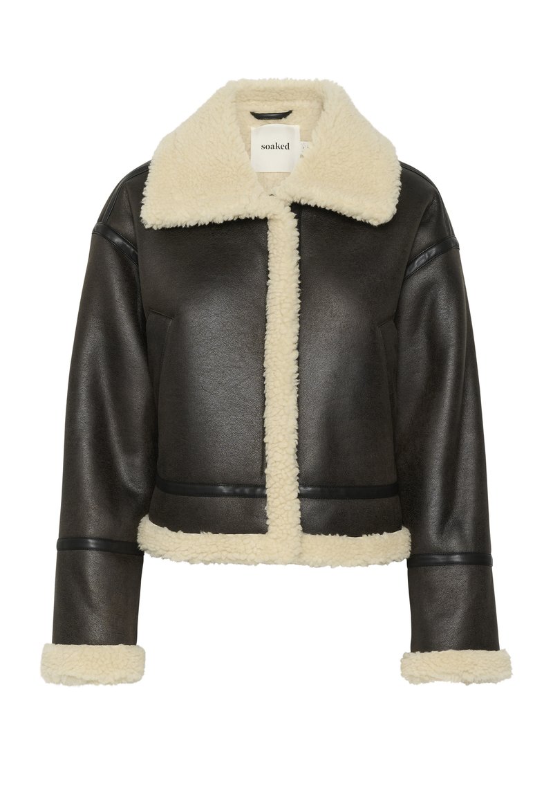 Giacca in ecopelle nera con colletto e polsini in shearling crema. Presenta un design corto con chiusura frontale e cuciture visibili.