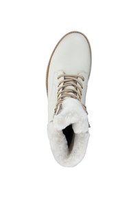 Bota de tobillo de cuero blanco con un cuello de piel sintética, puntera redonda y acentos dorados en los cordones. Superficie texturizada y suela en contraste.