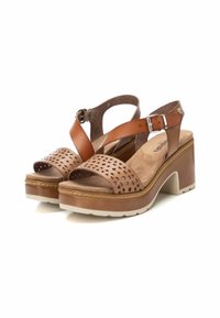 Sandali platform marroni con tomaia in pelle perforata, cinturino alla caviglia regolabile e soletta testurizzata. Presentano un tacco largo e una suola leggera.