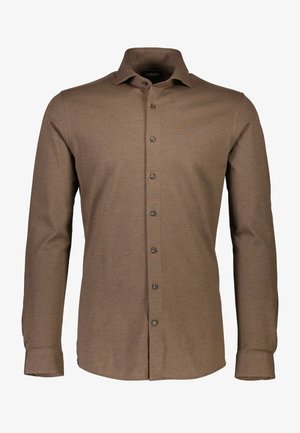 Brązowa koszula z długim rękawem o klasycznym kołnierzyku, z teksturowanej tkaniny, z ciemnymi guzikami wzdłuż listwy guzikowej. Dopasowany krój z zapięciem na guziki przy манжетах.