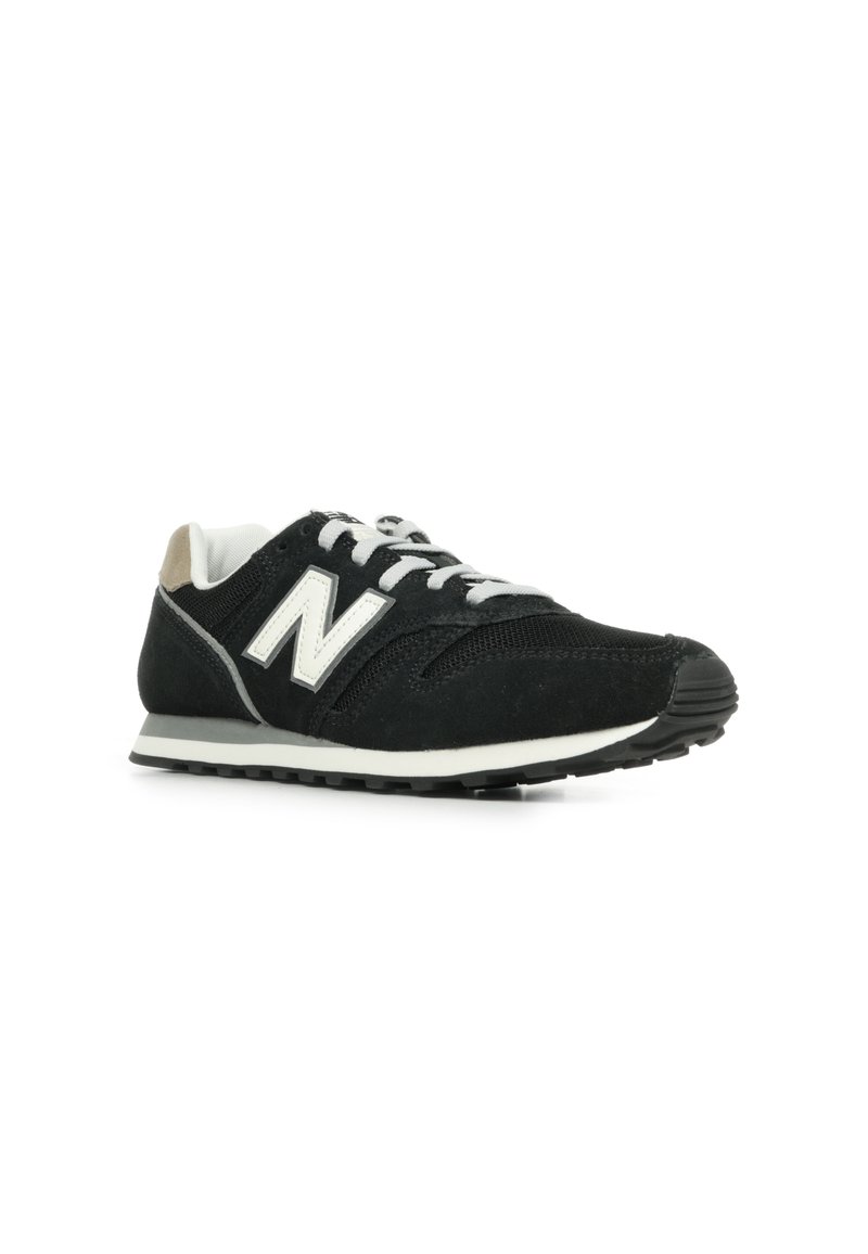 Zapatillas deportivas negras con parte superior de ante y malla, marca blanca y cordones. Cuenta con una suela de goma plana y un diseño de talón estructurado.