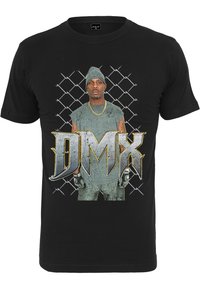 Čierne bavlnené tričko s grafickým motívom postavy v šedej tielku s rukavicami, zlatým náhrdelníkom a výrazným nápisom "DMX" na prednej strane.
