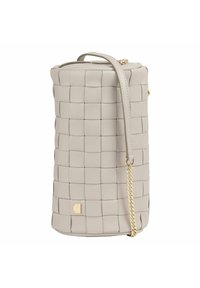 Borsa a tracolla tonda in pelle grigia chiara con una forma strutturata. Presenta una tracolla in catena dorata e un piccolo dettaglio del logo sul davanti.
