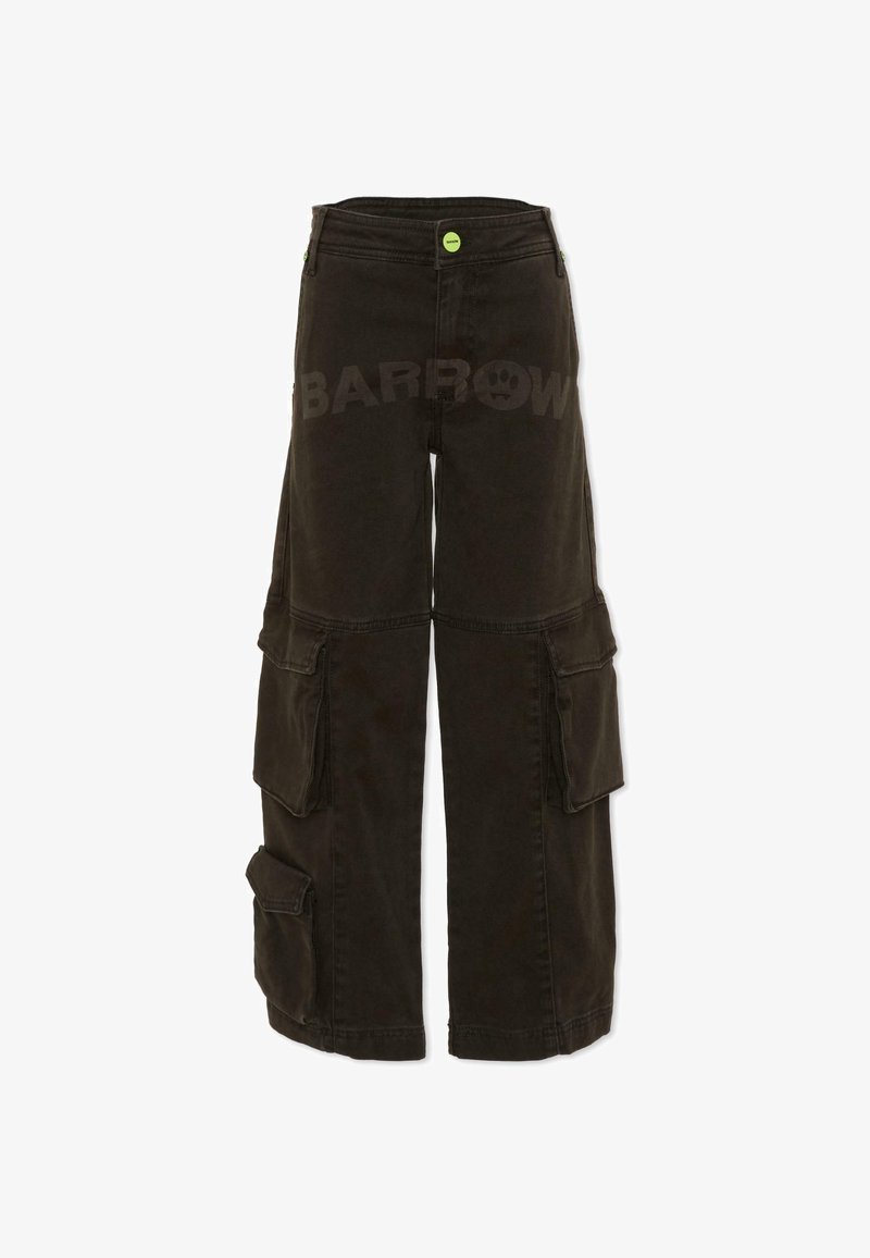 Ciemnobrązowe spodnie typu cargo o szerokich nogawkach, z wieloma bocznymi kieszeniami i zielonymi guzikami na pasku oraz kieszeniach.