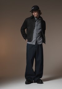 PULL&BEAR Ľahká bunda - black