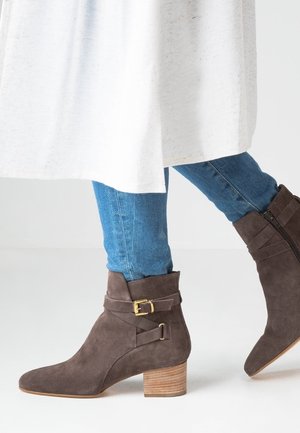 Classic ankle boots - brown
