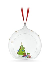 Ornamento in vetro trasparente con nastro rosso, che presenta un albero di Natale di cristallo verde e decorazioni colorate all'interno, dettagliato con accenti dorati.