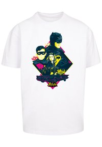 Hvit T-skjorte med et fargerikt grafisk trykk av Batman, Robin og Batgirl mot en bysilhuett, med tekst og former i komisk stil.