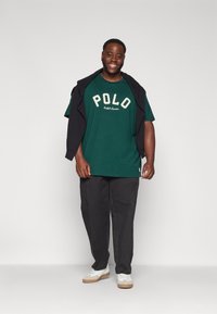 Calvin Klein MODERN TAPERED PLEAT - Chino - black