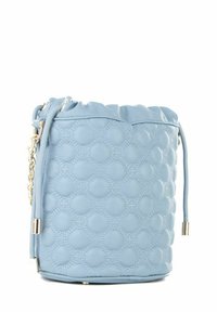 Borsa a secchiello azzurro chiaro realizzata in materiale texturizzato con modelli circolari in rilievo, dotata di chiusura con coulisse e un accento in catena argentata.