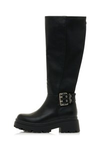 Bottes noires en cuir jusqu'au genou avec une semelle épaisse et un détail de boucle sur le côté. Texture lisse avec une silhouette droite.