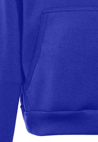 Koninklijk blauwe fleece hoodie met een kangoeroezak, geribde manchetten en zoom. Glad materiaal met zichtbare stiksels en zachte stof.