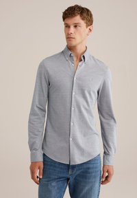 Világosszürke, gombos, hosszú ujjú ing lekerekített szegéllyel. Finom textúrával és kis logóval a mellrészen.