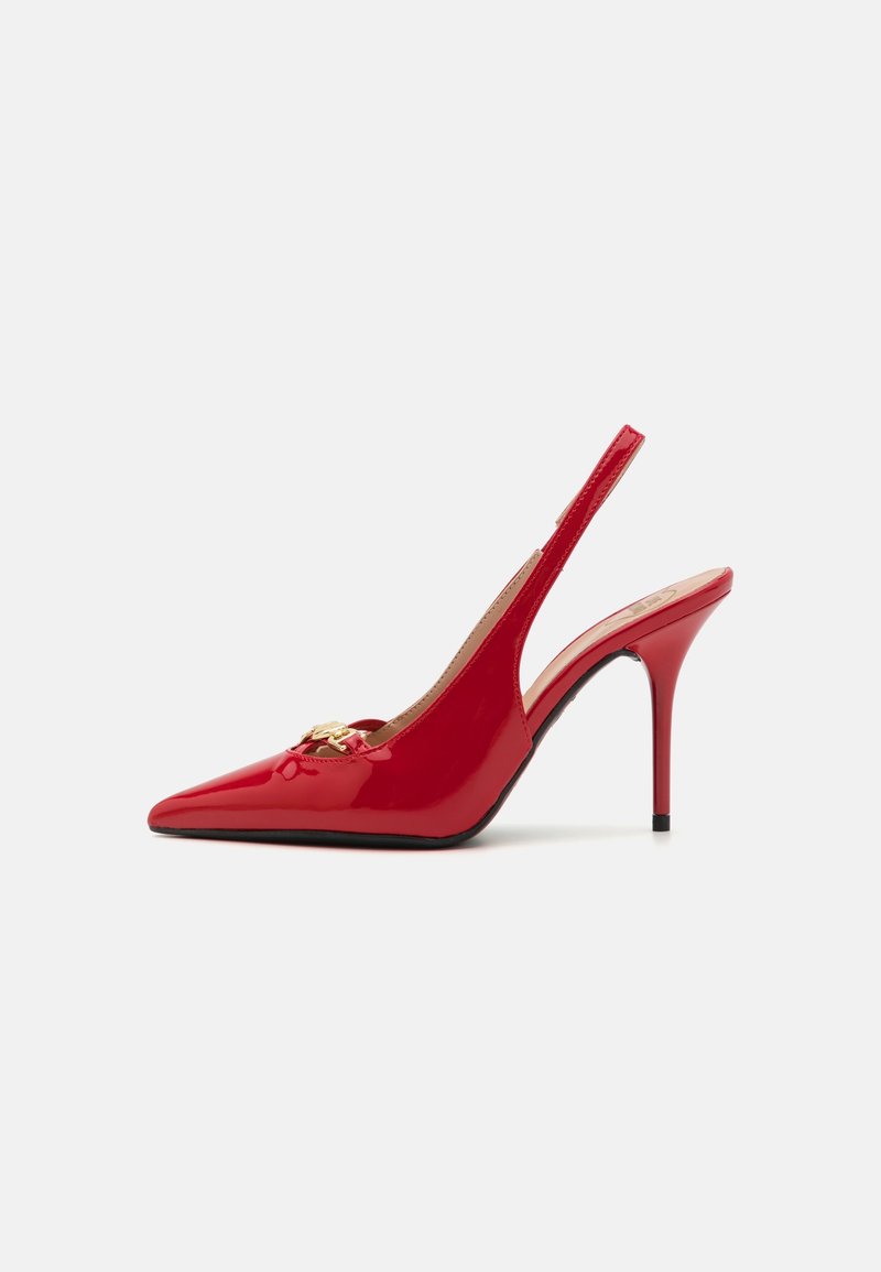 Escarpins slingback en cuir verni rouge avec bout pointu, détail en métal doré et talon aiguille fin. Texture lisse et finition brillante.