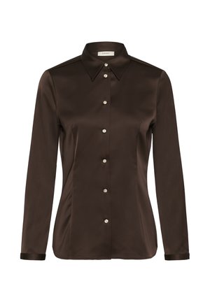 Tmavohnedá saténová blúzka s dlhými rukávmi, špicatým golierom a gombíkmi pripomínajúcimi perly na prednej strane.