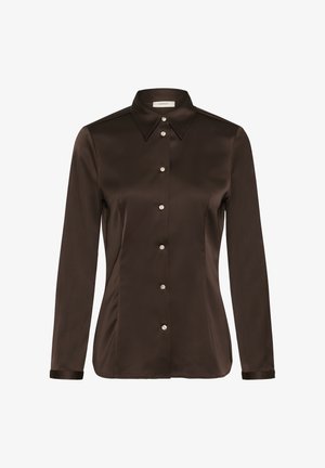Tmavohnedá saténová blúzka s dlhými rukávmi, špicatým golierom a gombíkmi pripomínajúcimi perly na prednej strane.