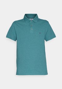 Polo tričko v barvě teal, vyrobené z bavlněné směsi. Obsahuje tříknoflíkovou légou, krátké rukávy a malé logo značky na hrudi.