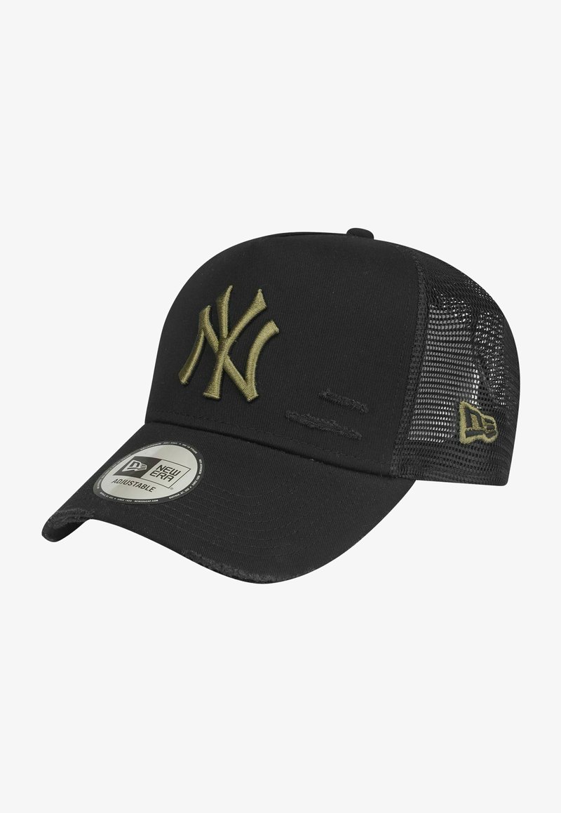 Schwarze Kappe mit gebogenem Schirm, besticktem grünen New York Yankees-Logo, Mesh-Rückseite, verstellbarem Riemen und abgewetzten Schirmakzenten.