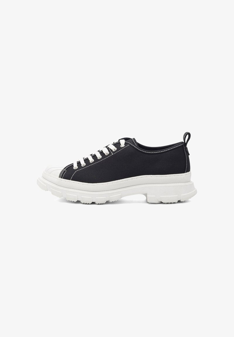 Czarne płócienne trampki z białą gumową podeszwą, sznurowadłami i detalami przeszycia. Zaokrąglony czubek i pętla na tyle dla łatwego zakładania.
