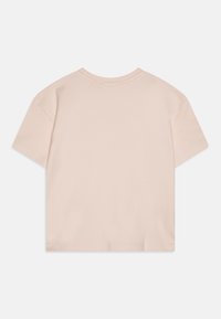 T-shirt in cotone rosa chiaro, maniche corte, scollo rotondo, vestibilità rilassata. Tessuto liscio, privo di motivi o dettagli sul retro.
