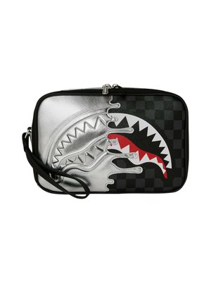 Bolso clutch rectangular con correa negra, con diseño de cara de tiburón mitad plateada y mitad negra con dientes rojos y blancos.