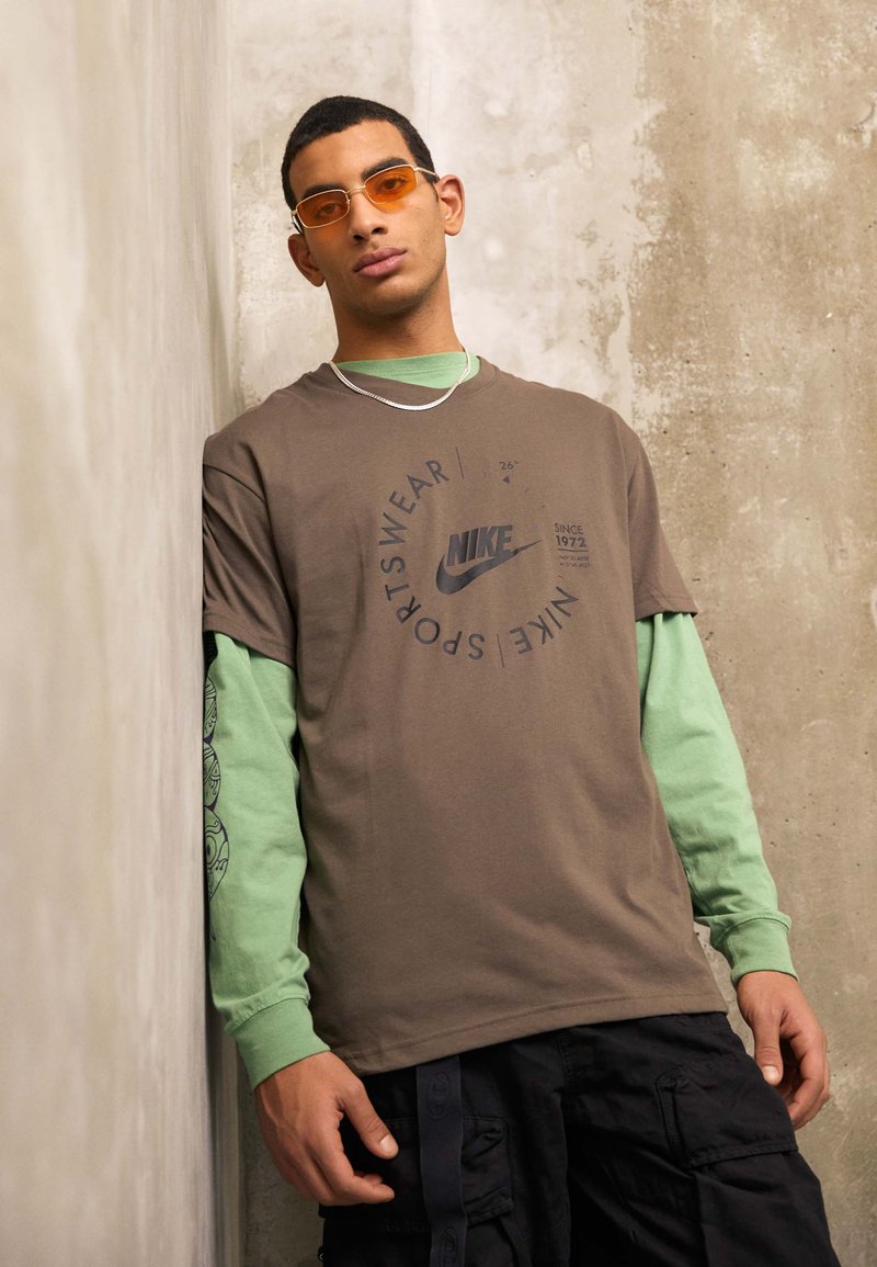 Nike Sportswear TEE Print Tshirt ironstone/black/grey Zalando.ie