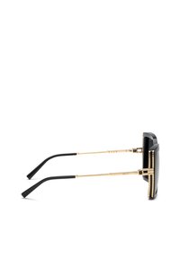 Lunettes de soleil carrées noires avec des détails dorés sur des montures épaisses et des branches fines dorées avec des embouts noirs, vues de profil.
