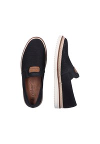 Zapatos negros tipo slip-on con parte superior de malla, acentos texturizados y una suela de goma de color claro. Presenta un parche de logo en tono claro y paneles laterales elásticos.