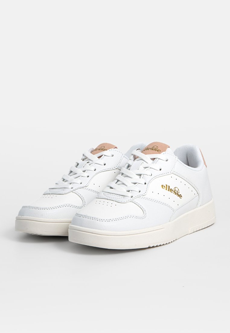 Sneakers bianche con lacci realizzati in pelle sintetica, con dettagli perforati, un logo dorato e una suola in gomma con una texture sottile.