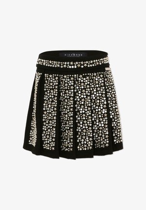 Minigonna nera plissettata decorata con borchie argentate e decorazioni a forma di stella, con etichetta brandizzata in vita.